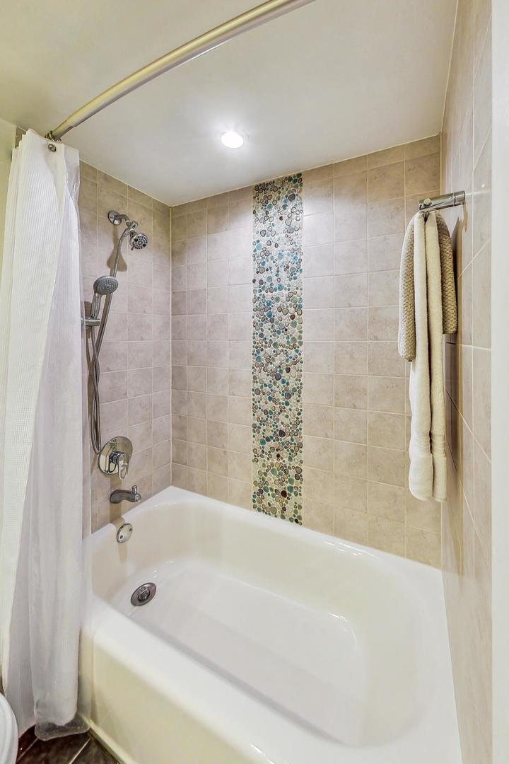 2333 N Geneva Terrace Unit: 4C