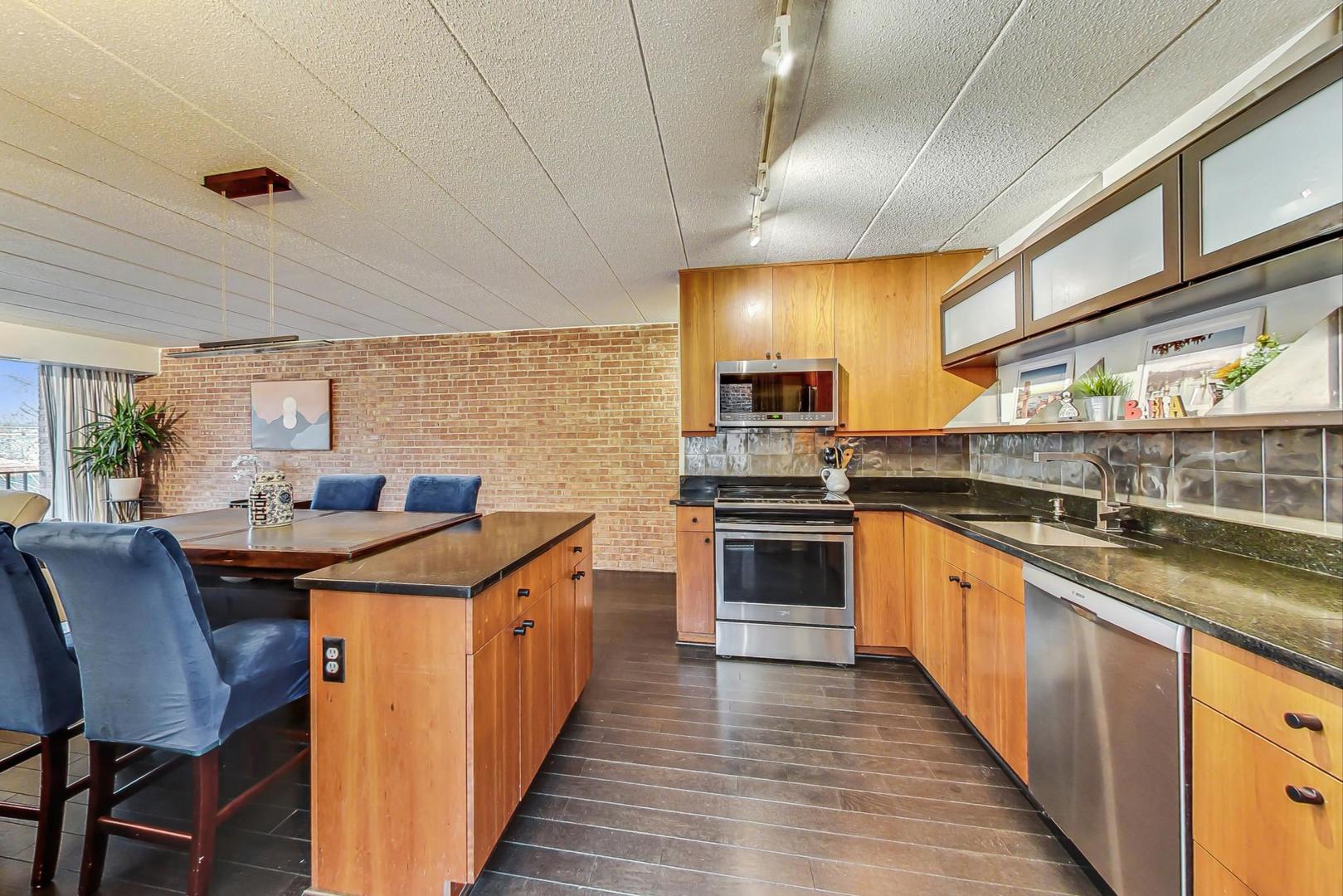 2333 N Geneva Terrace Unit: 4C