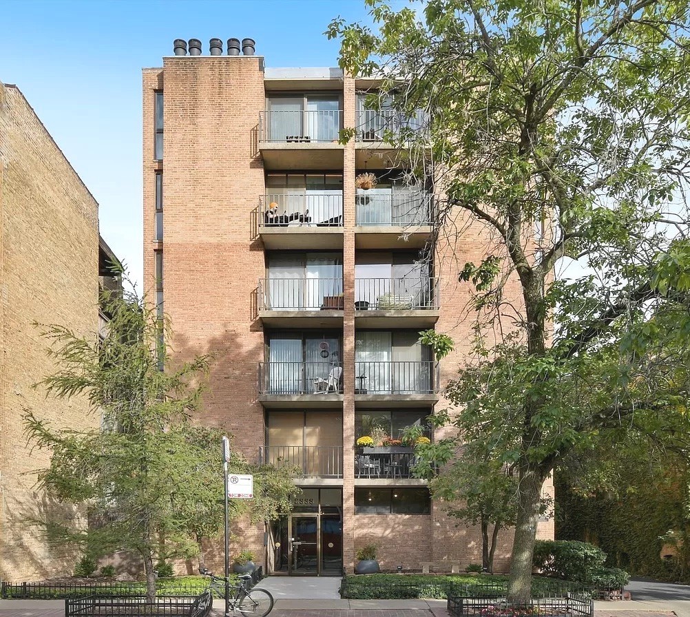 2333 N Geneva Terrace Unit: 4C