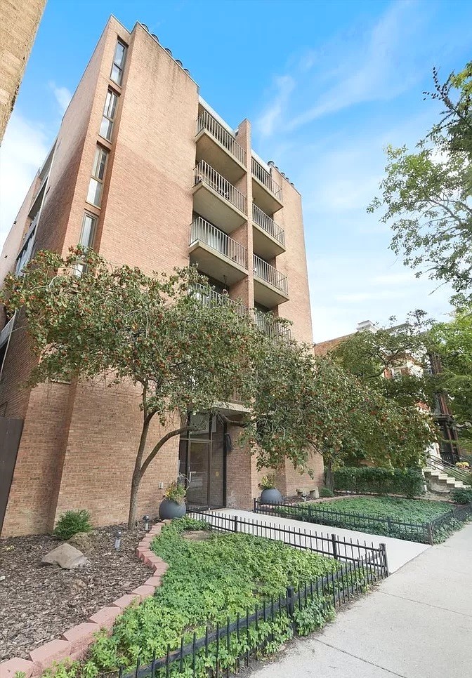 2333 N Geneva Terrace Unit: 4C