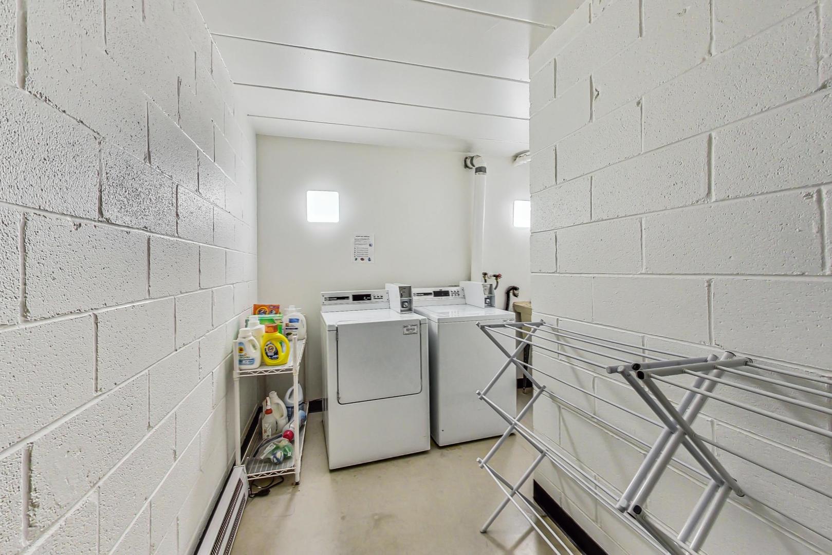 2333 N Geneva Terrace Unit: 4C
