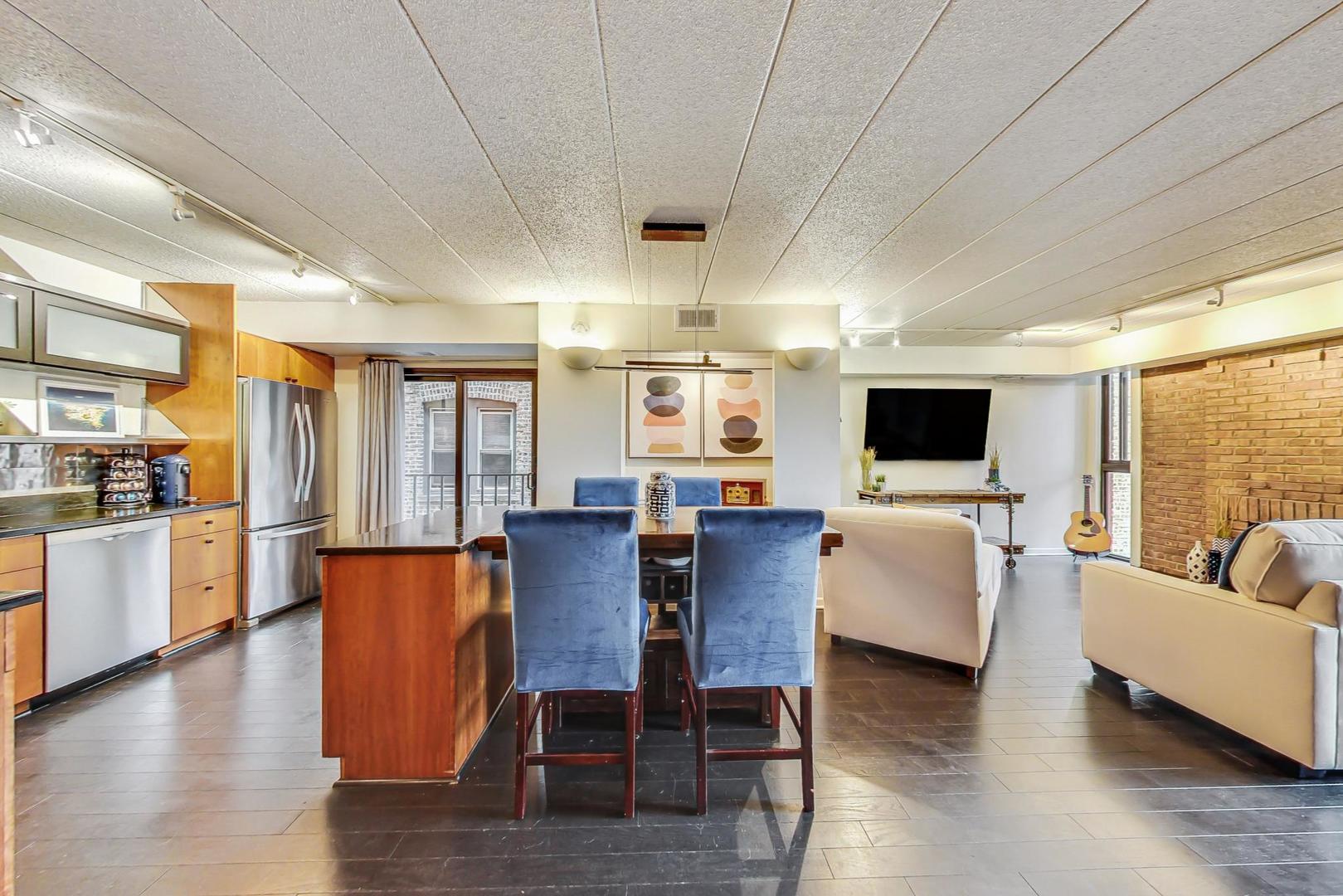 2333 N Geneva Terrace Unit: 4C