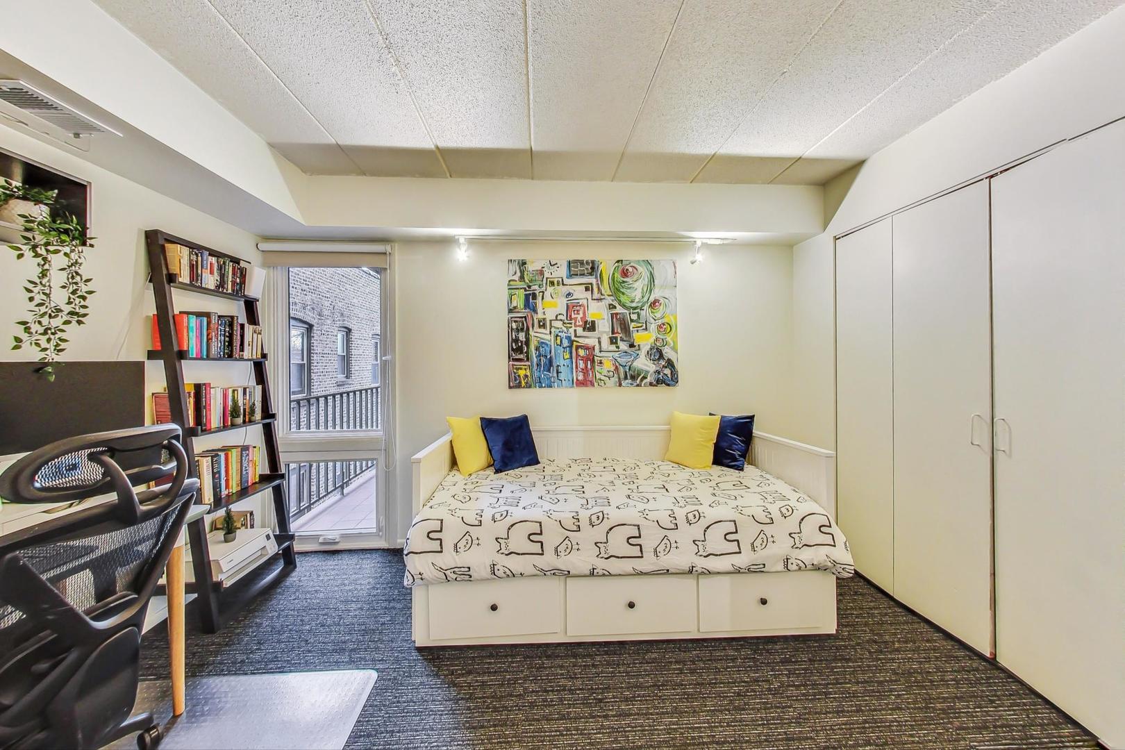 2333 N Geneva Terrace Unit: 4C