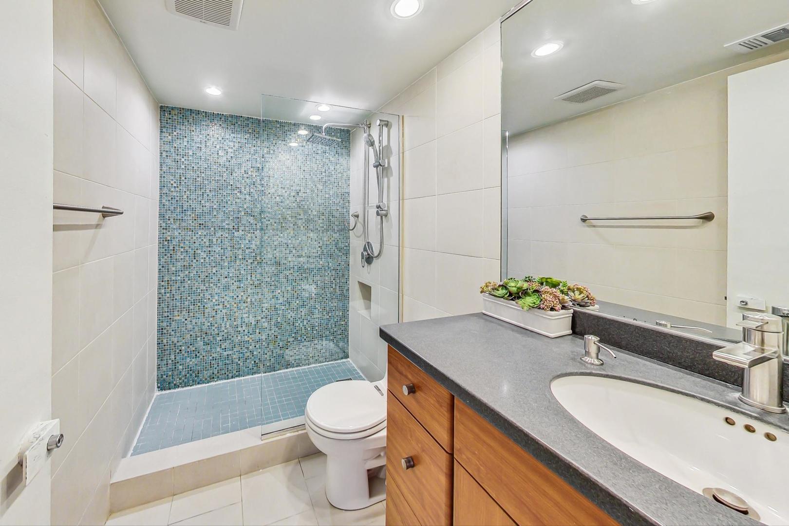 2333 N Geneva Terrace Unit: 4C
