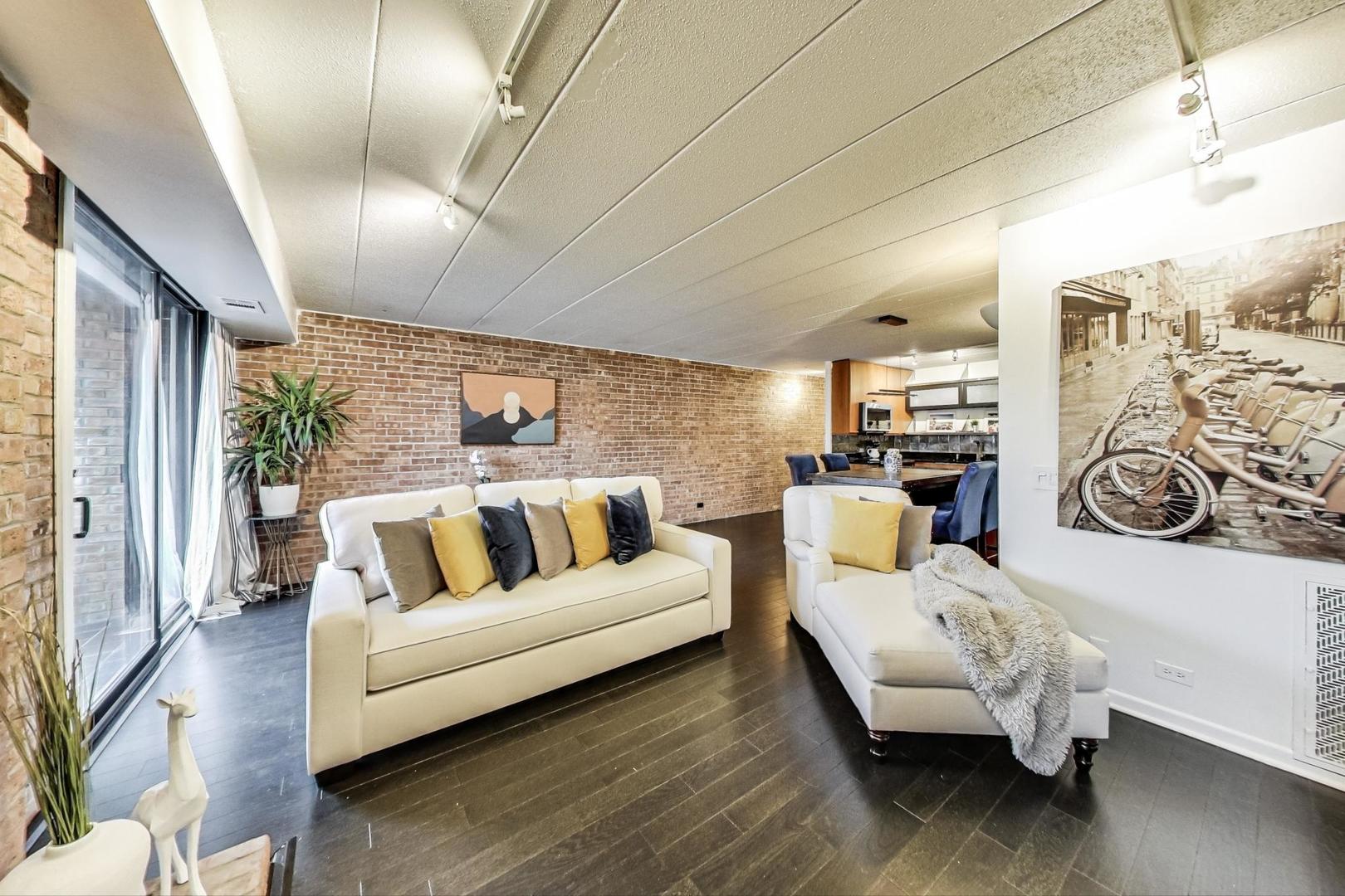 2333 N Geneva Terrace Unit: 4C