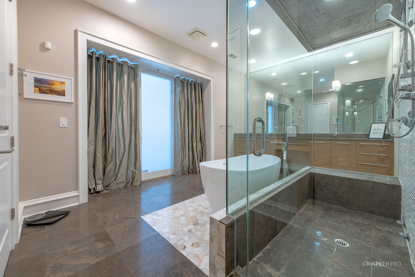 319 W ERIE Street Unit: 2E