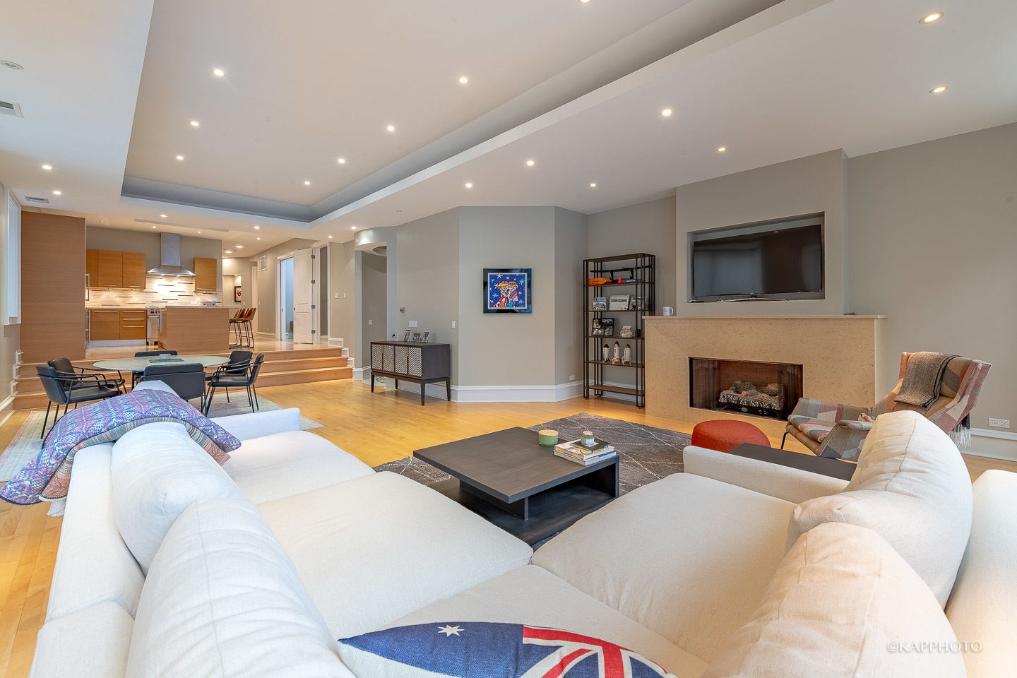 319 W ERIE Street Unit: 2E