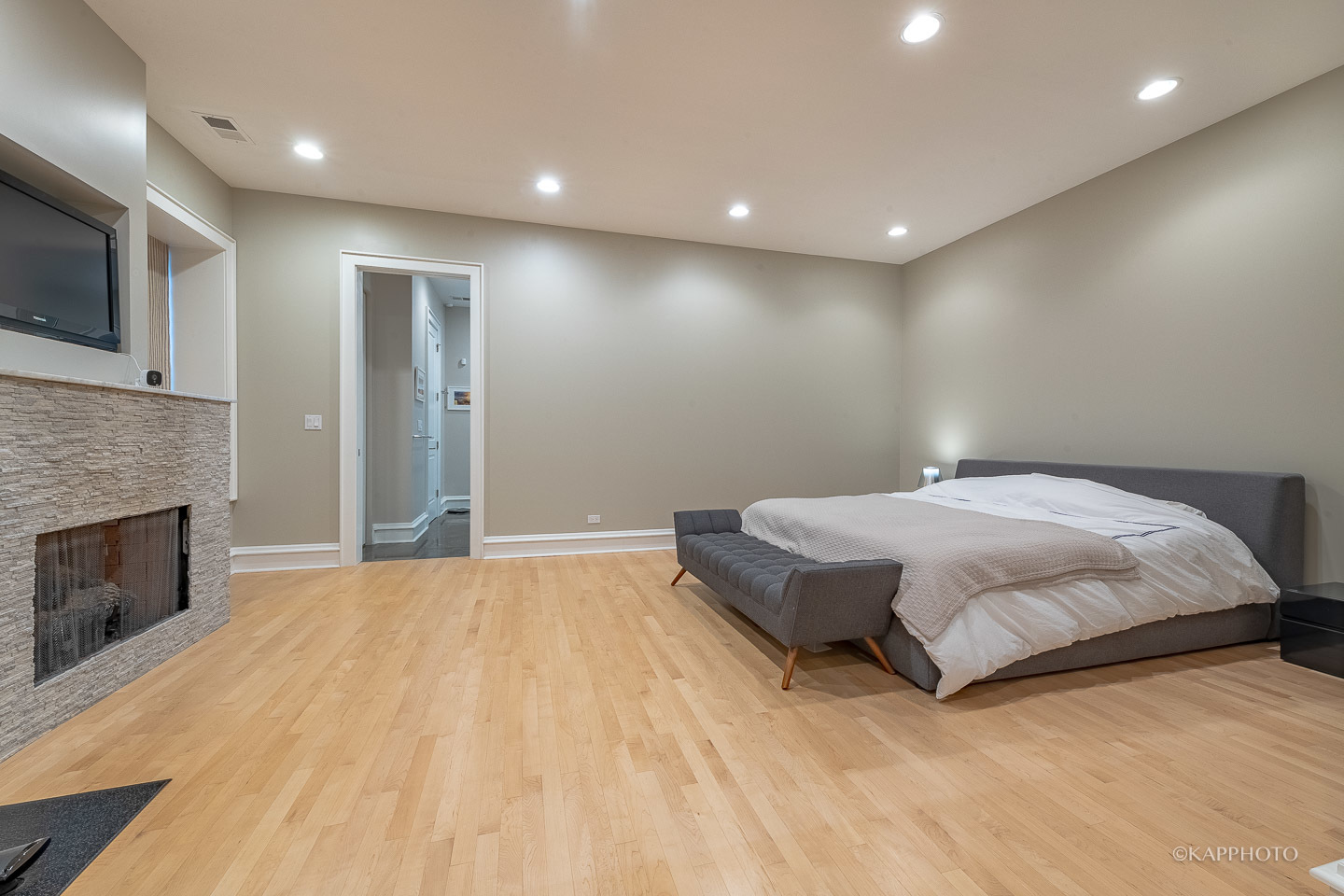 319 W ERIE Street Unit: 2E