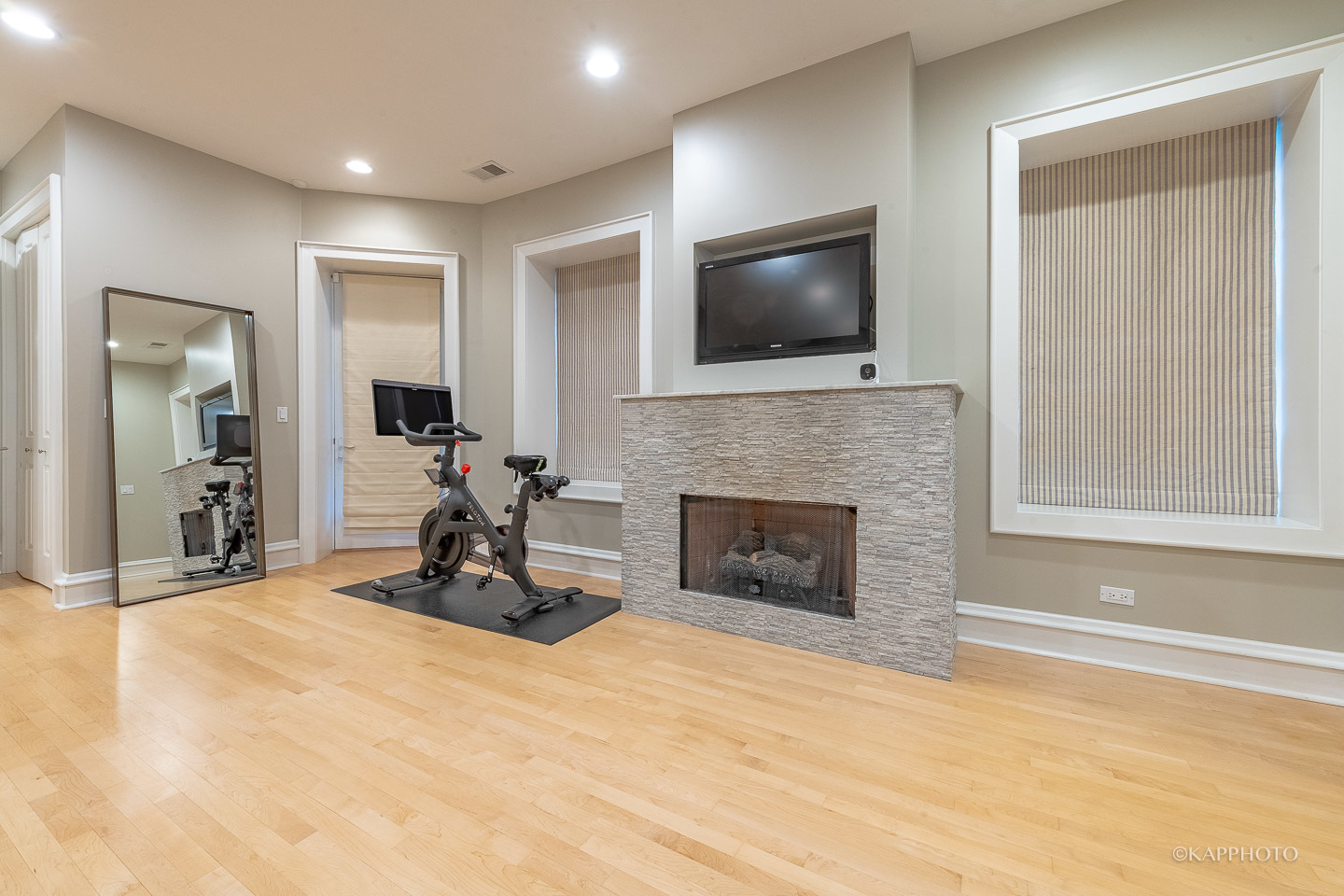 319 W ERIE Street Unit: 2E