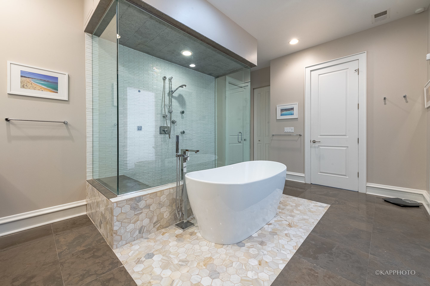 319 W ERIE Street Unit: 2E