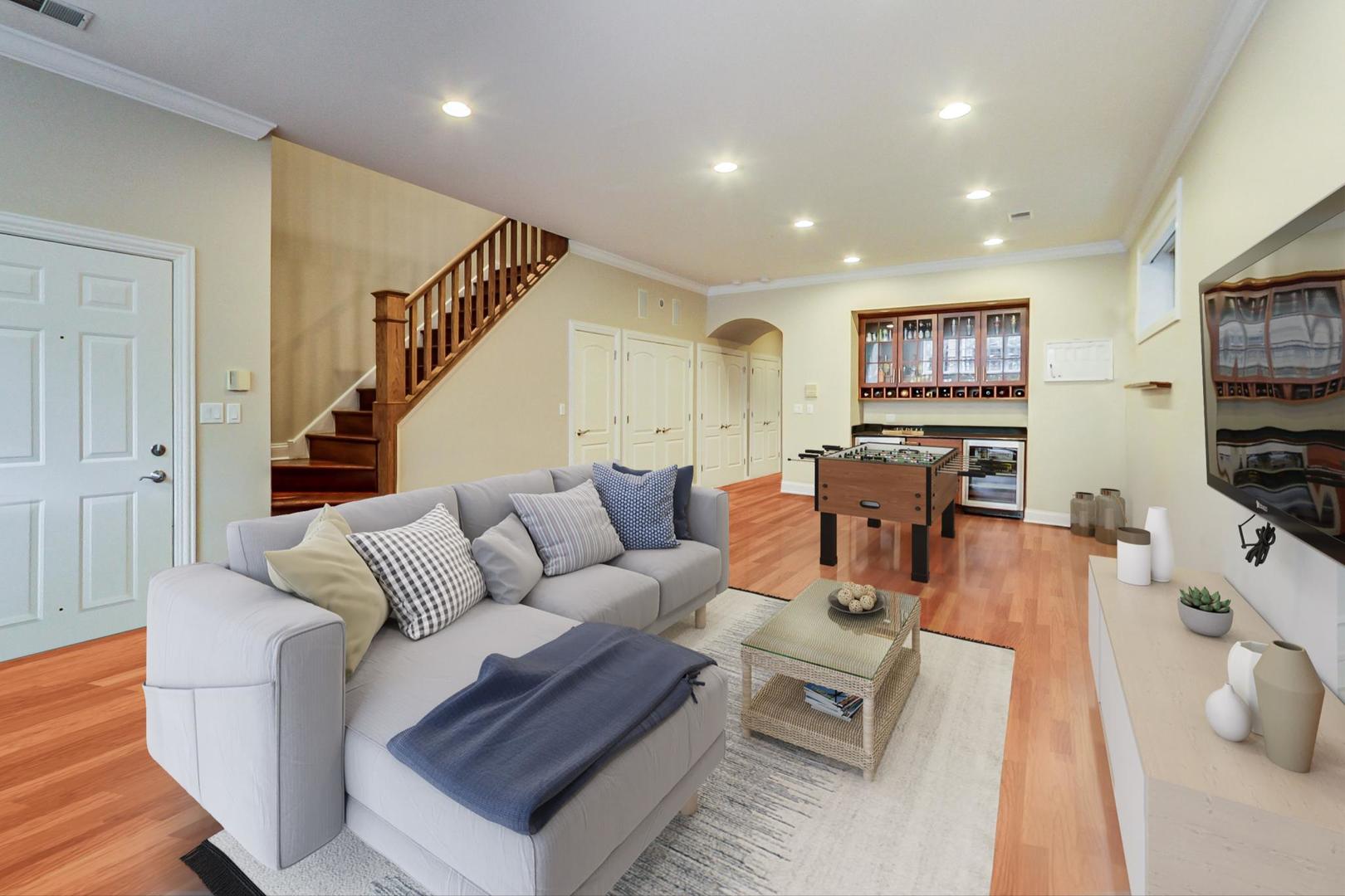 837 W Roscoe Street Unit: 1W