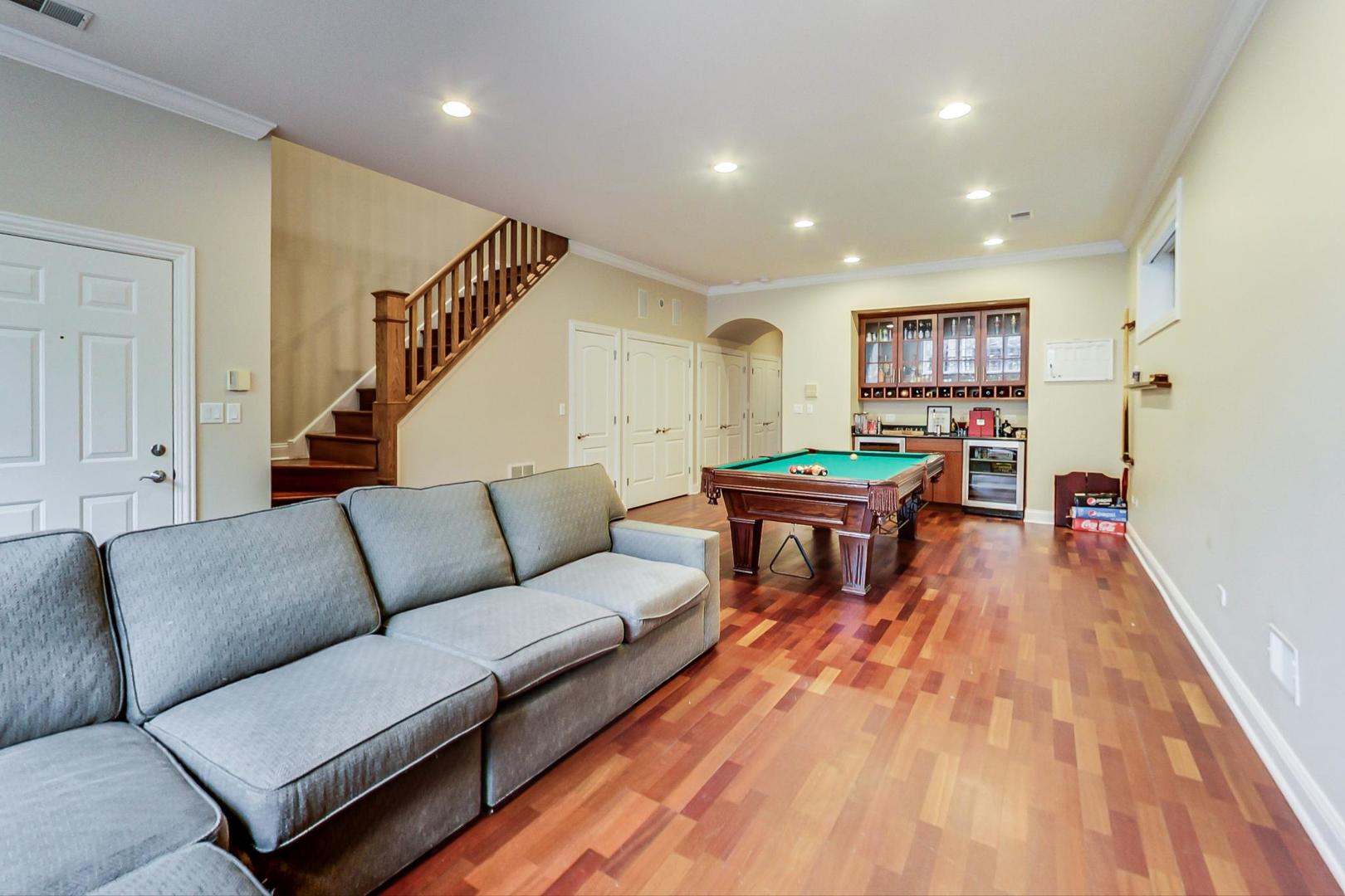 837 W Roscoe Street Unit: 1W