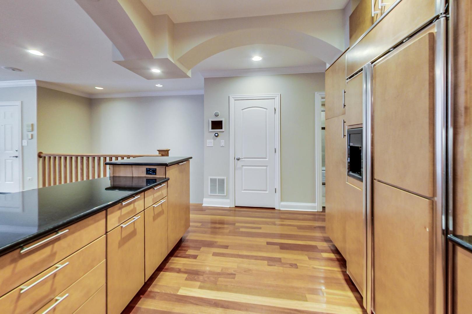 837 W Roscoe Street Unit: 1W