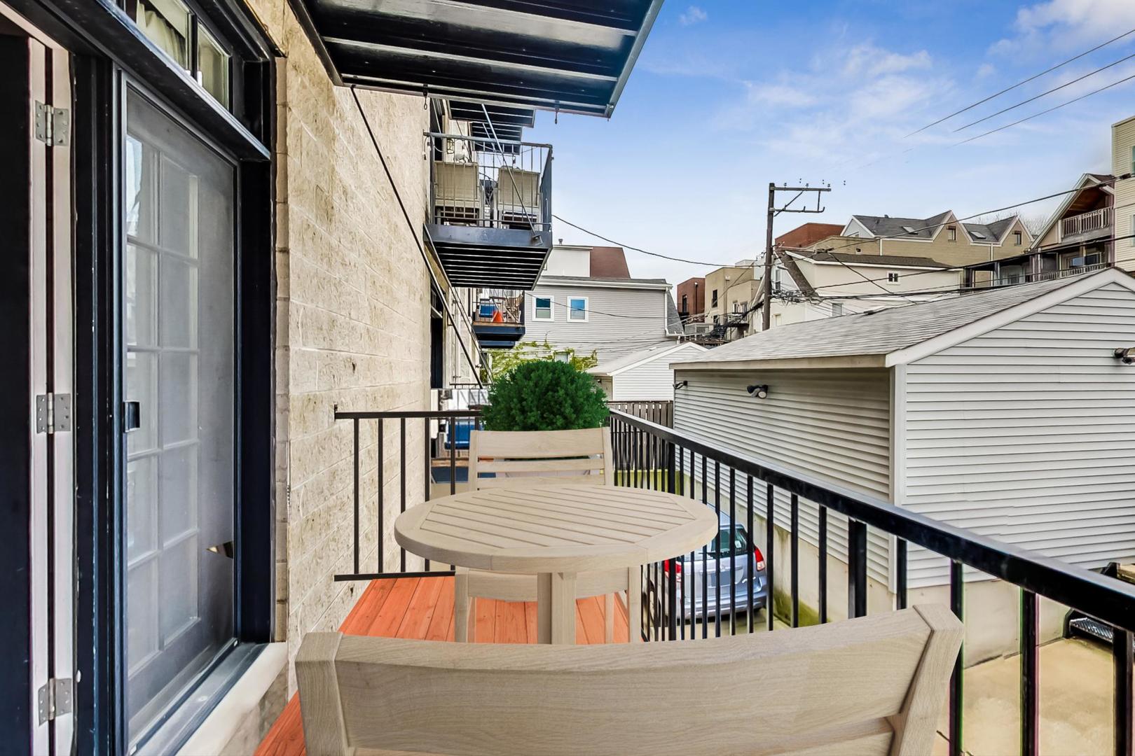 837 W Roscoe Street Unit: 1W