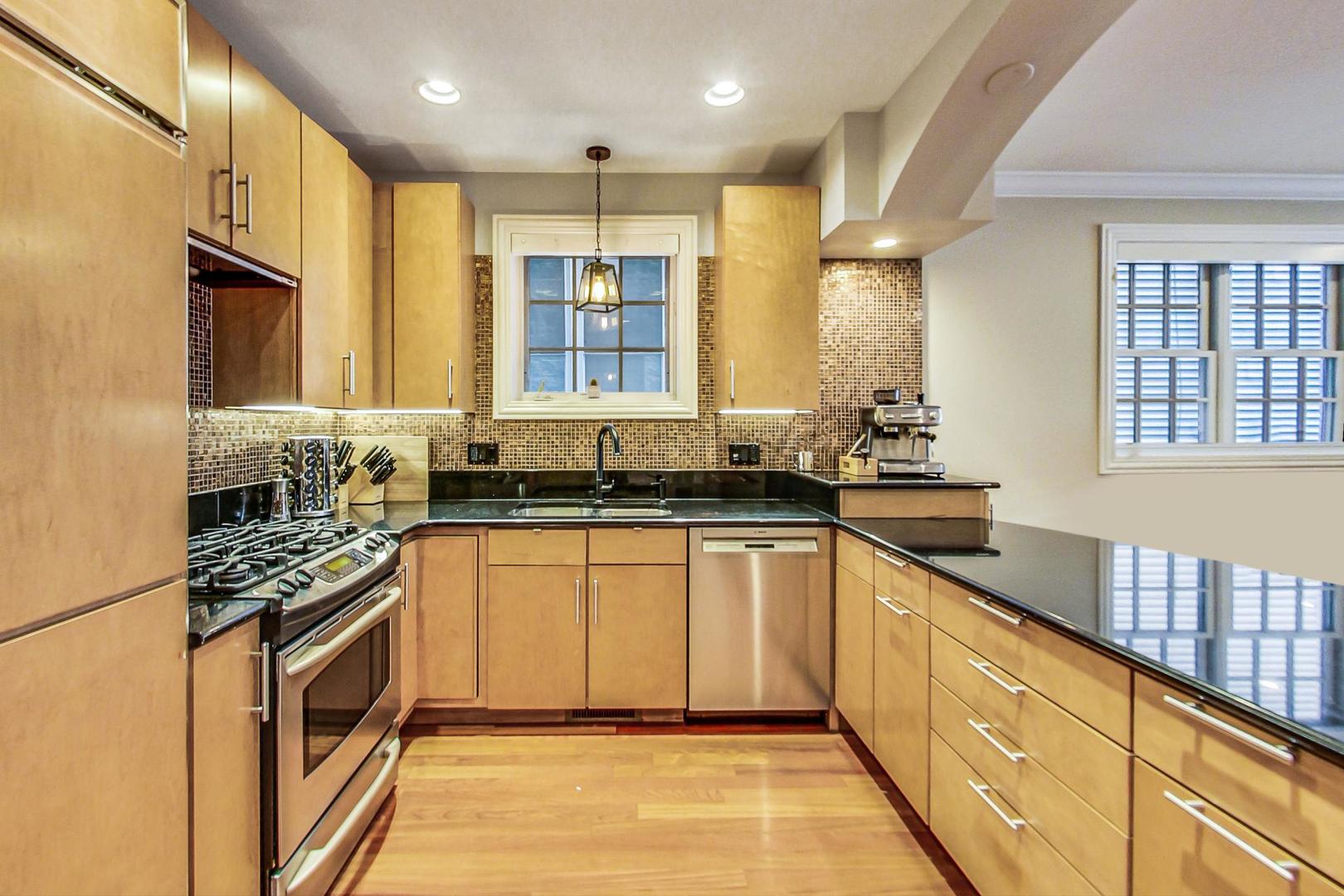 837 W Roscoe Street Unit: 1W