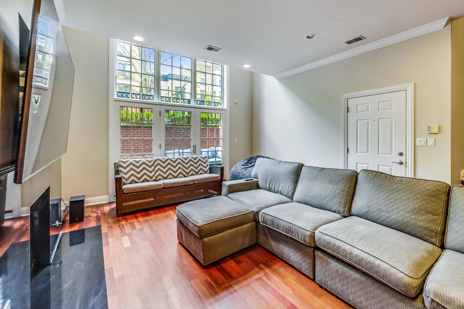 837 W Roscoe Street Unit: 1W