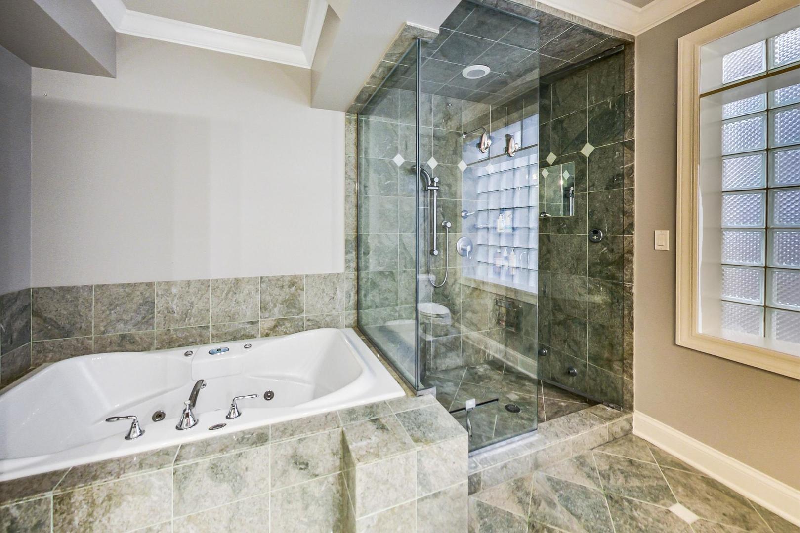 837 W Roscoe Street Unit: 1W