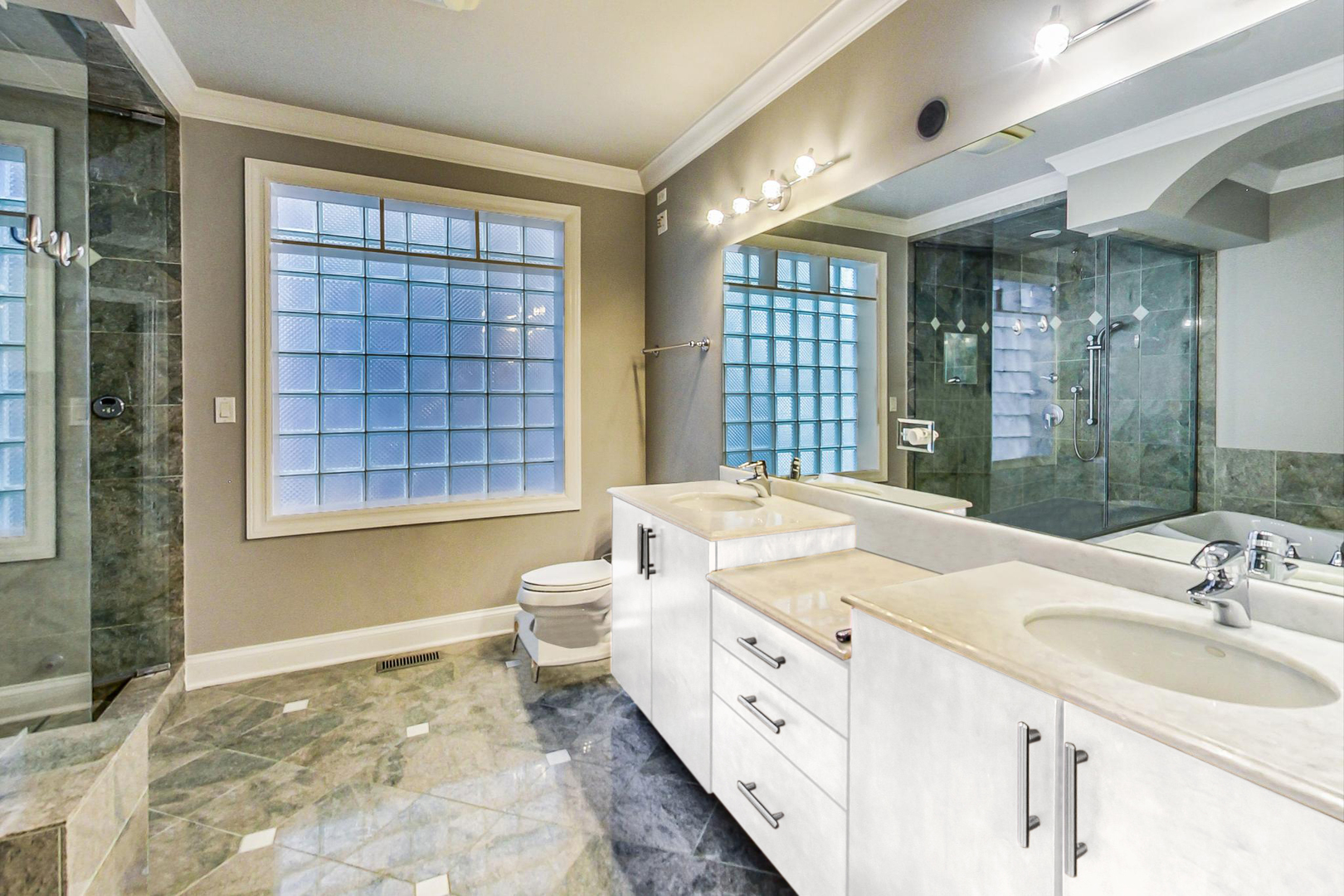 837 W Roscoe Street Unit: 1W