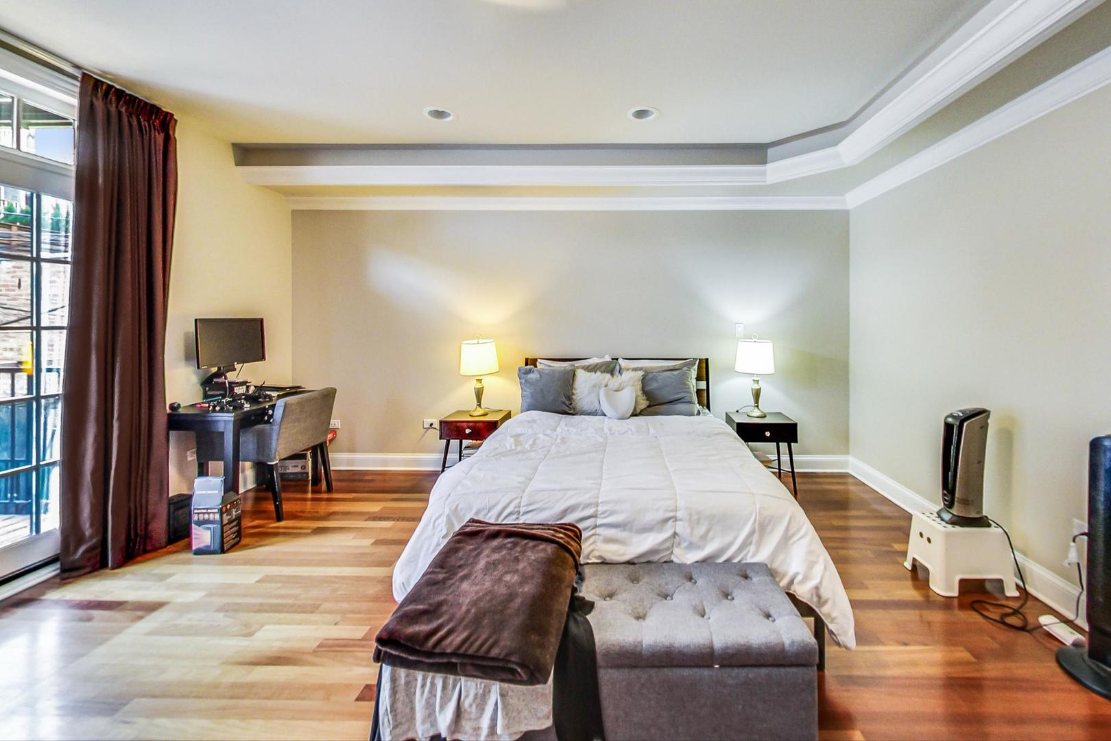 837 W Roscoe Street Unit: 1W