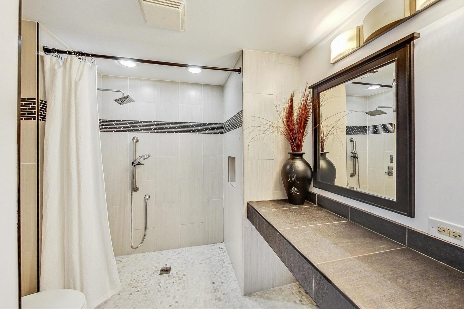 0S099 Lee Court Unit: 206