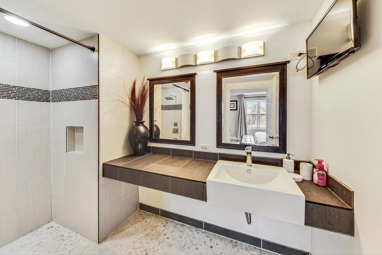 0S099 Lee Court Unit: 206