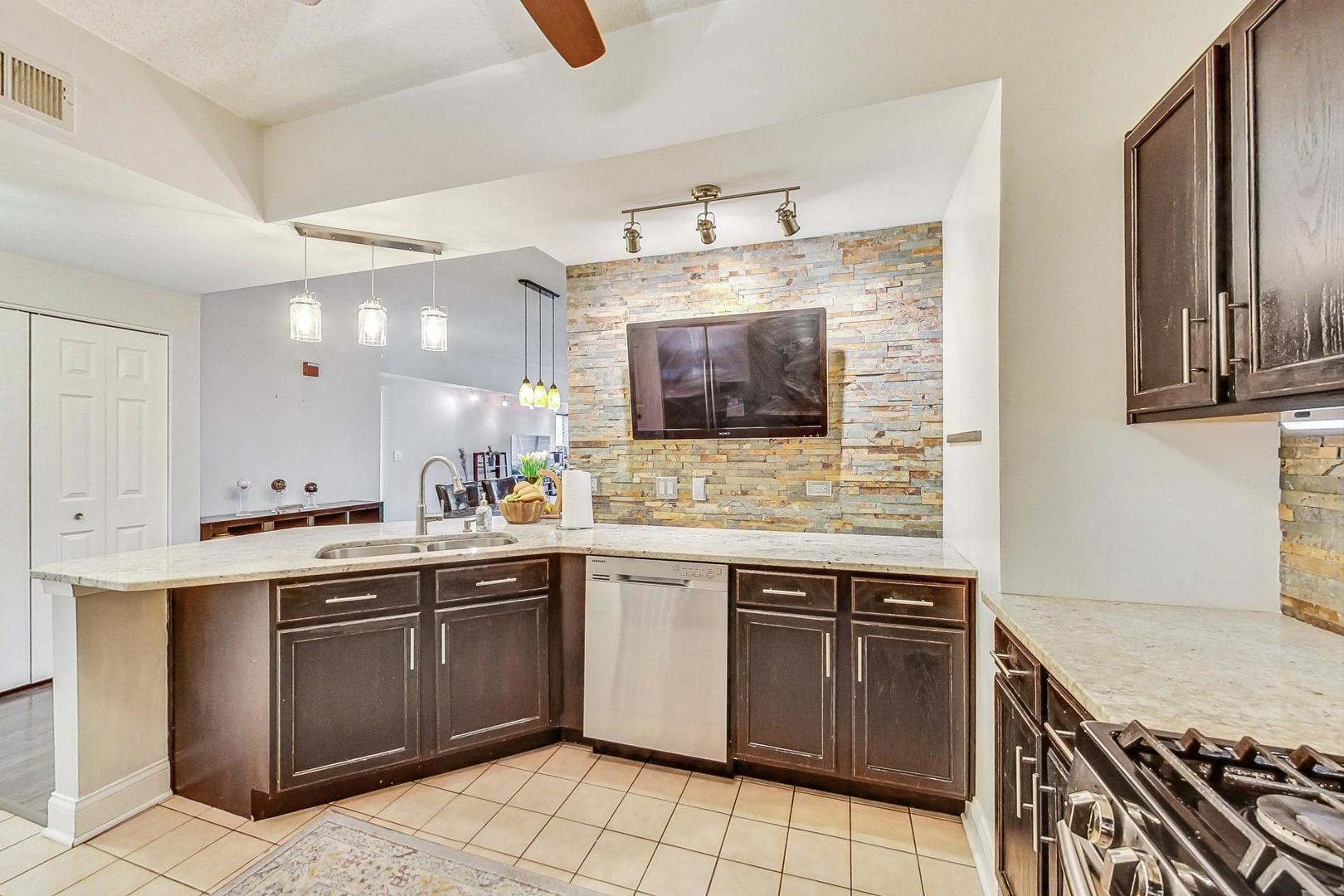 0S099 Lee Court Unit: 206