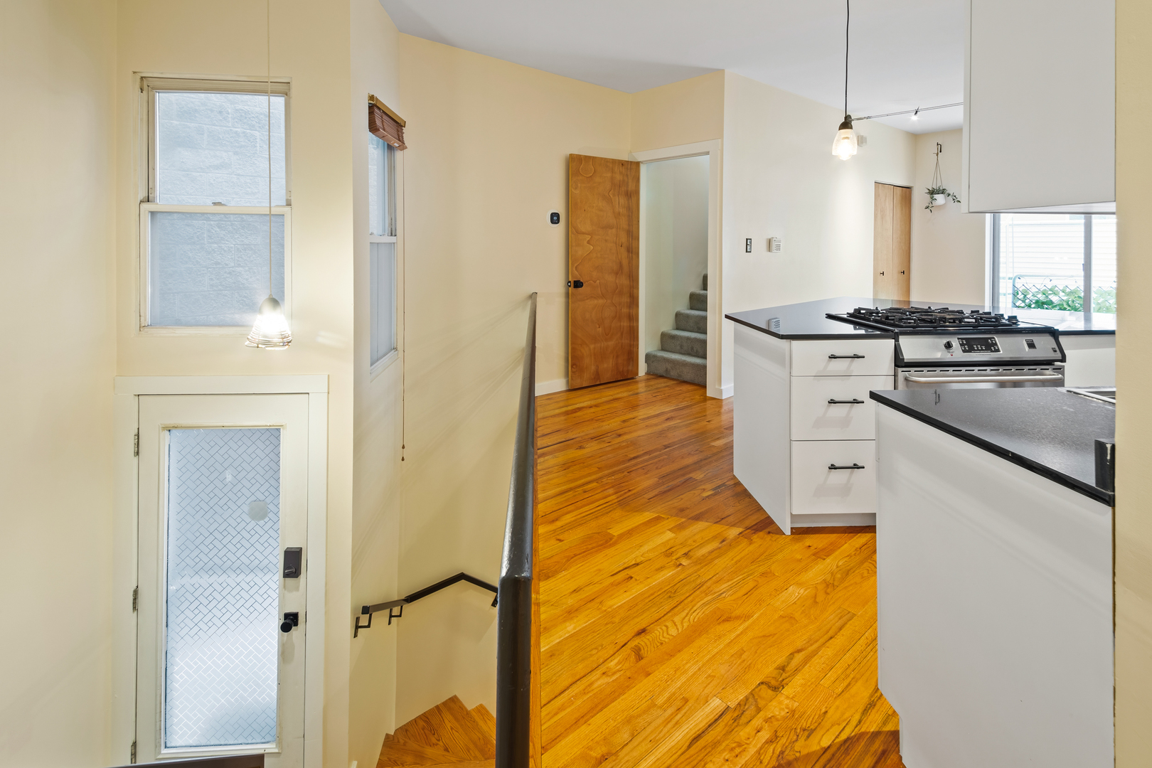 1060 N Hermitage Avenue Unit: 3