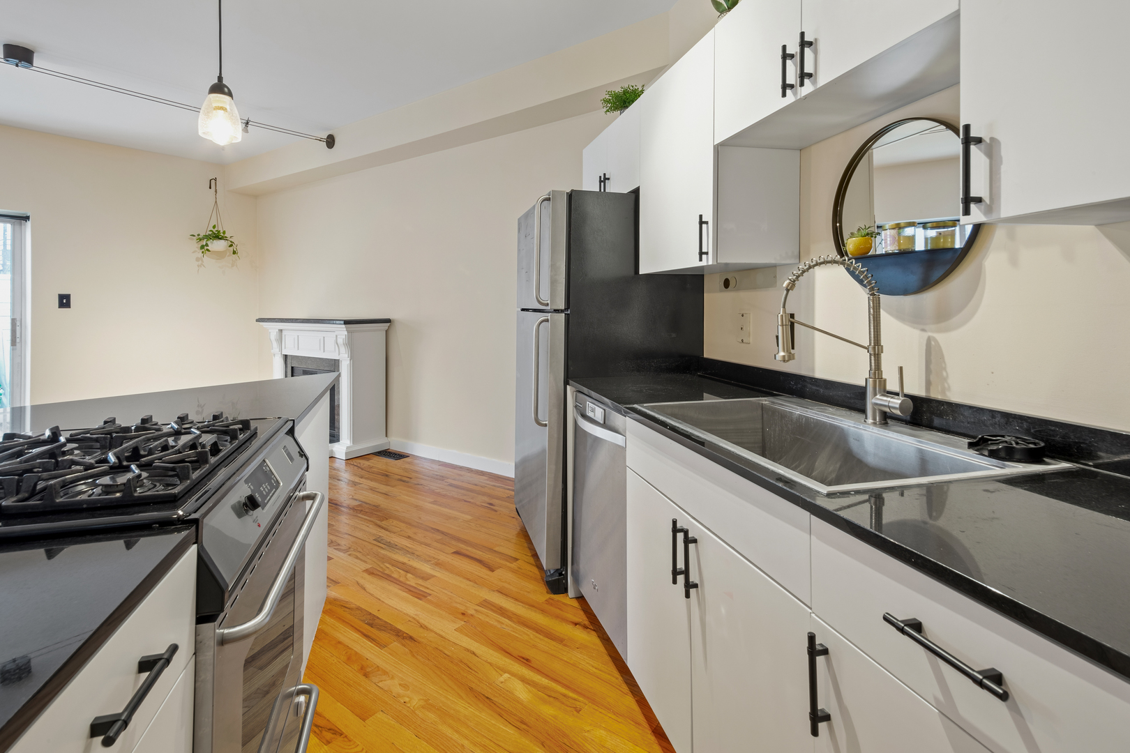 1060 N Hermitage Avenue Unit: 3