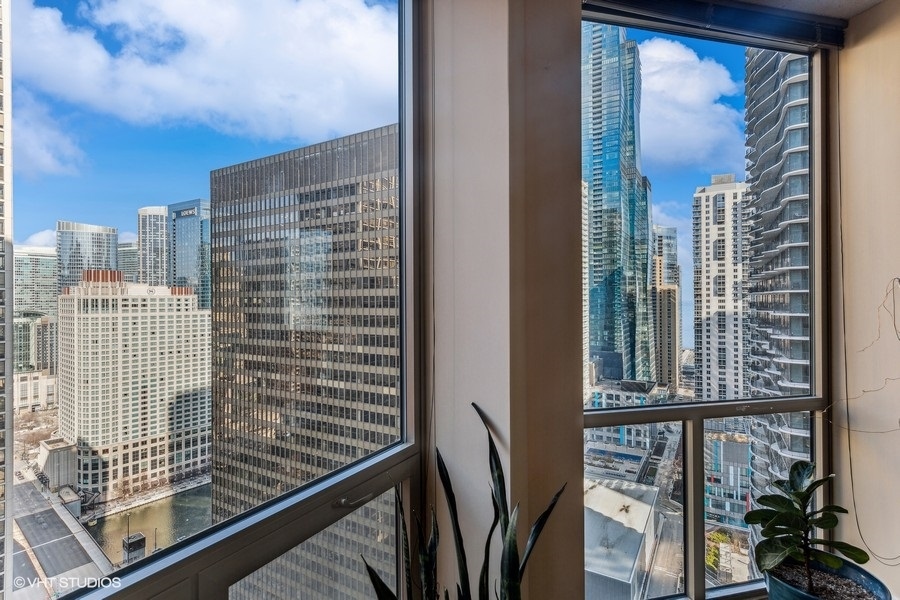 222 N COLUMBUS Drive Unit: 2808