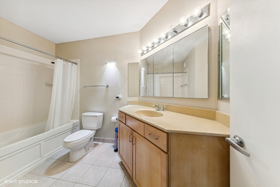 222 N COLUMBUS Drive Unit: 2808