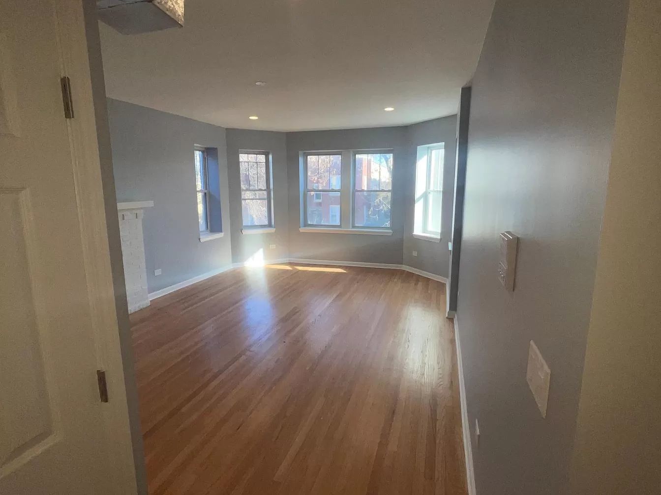 7450 N Artesian Avenue Unit: 3