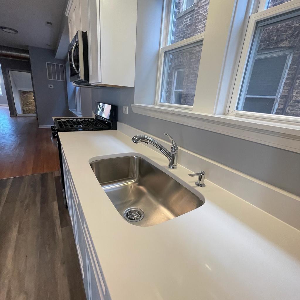 7450 N Artesian Avenue Unit: 3