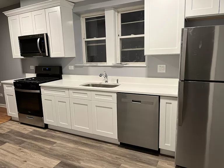 7450 N Artesian Avenue Unit: 3