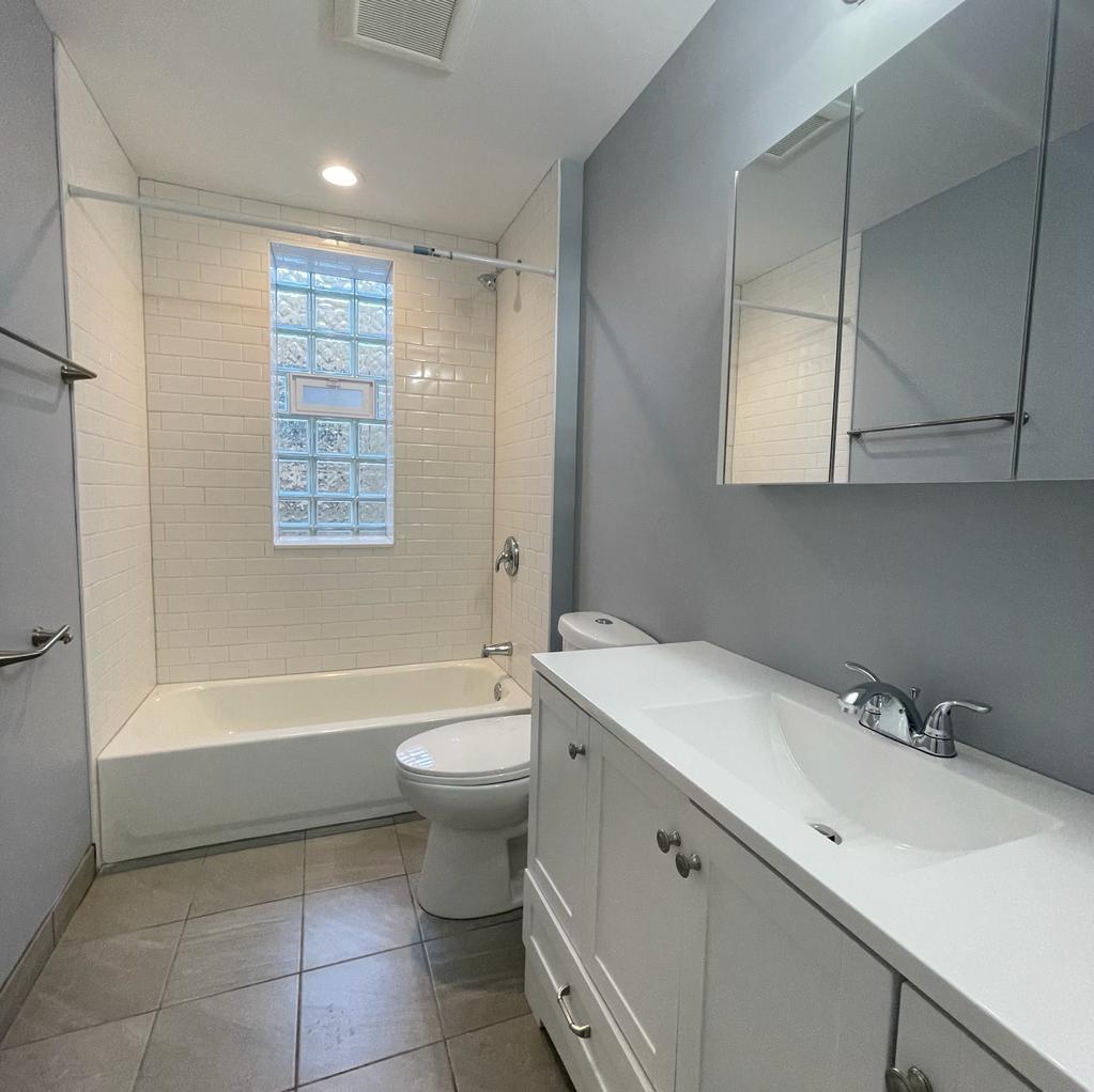 7450 N Artesian Avenue Unit: 3