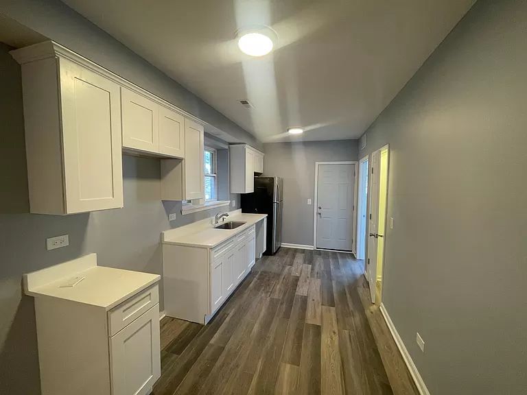 7450 N Artesian Avenue Unit: 3