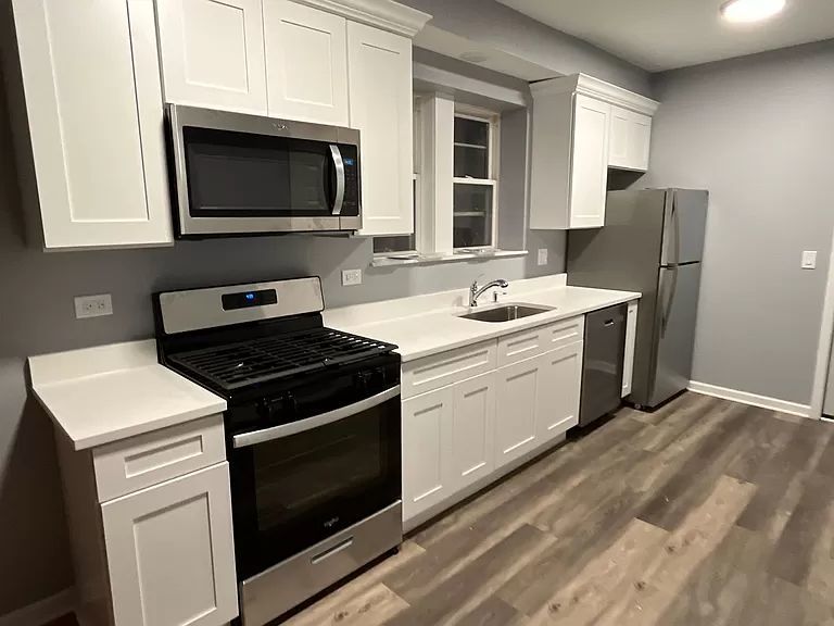 7450 N Artesian Avenue Unit: 3