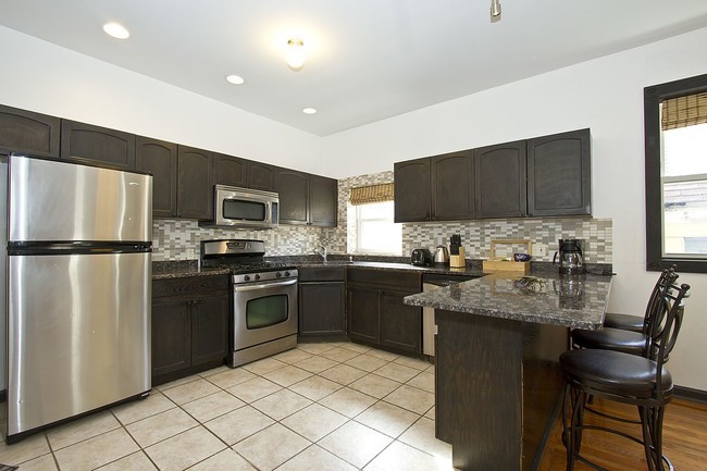 723 N Elizabeth Street Unit: 2