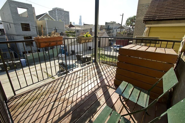 723 N Elizabeth Street Unit: 2