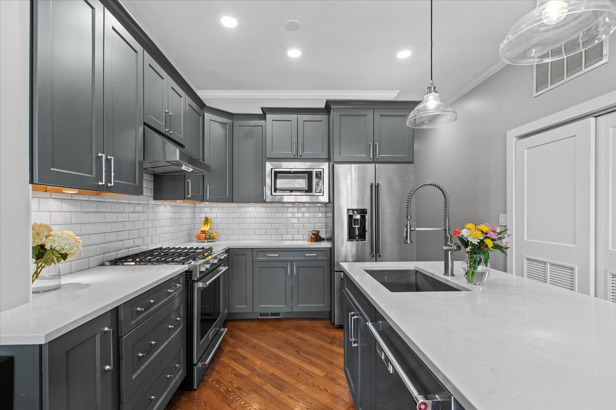 1739 N CLYBOURN Avenue Unit: 2N