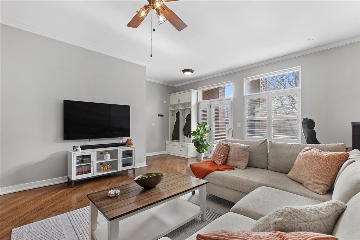 1739 N CLYBOURN Avenue Unit: 2N