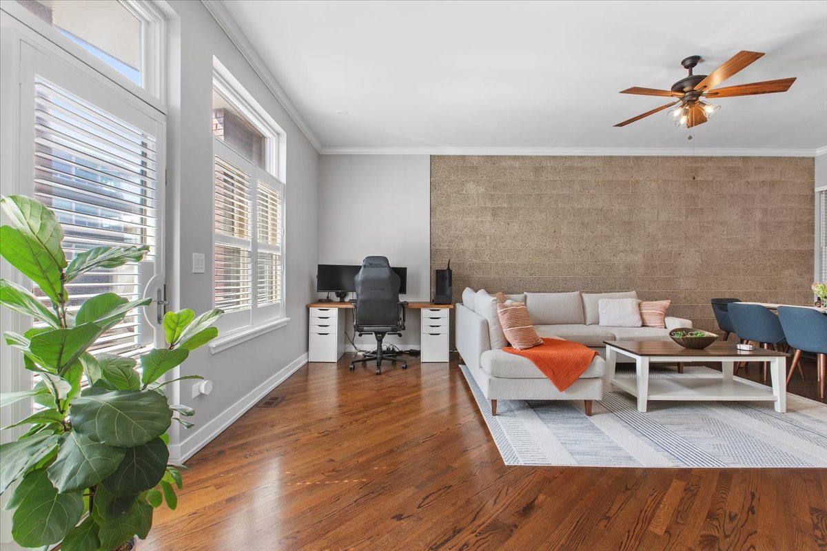 1739 N CLYBOURN Avenue Unit: 2N