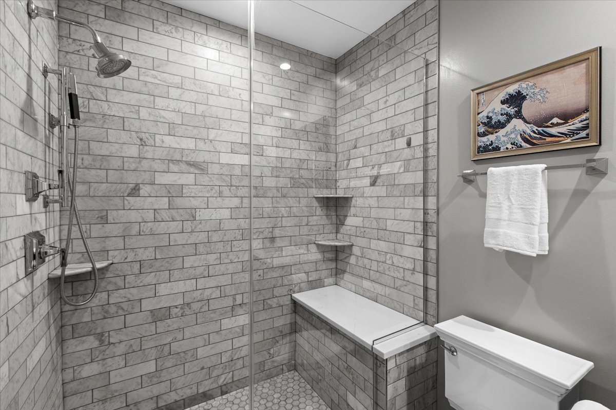 1739 N CLYBOURN Avenue Unit: 2N