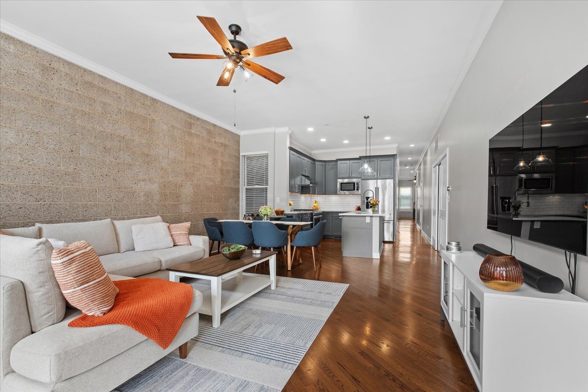 1739 N CLYBOURN Avenue Unit: 2N