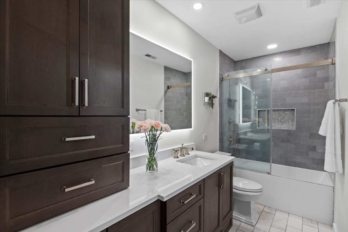 1739 N CLYBOURN Avenue Unit: 2N