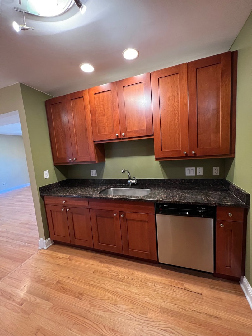 7411 N Hoyne Avenue Unit: 2