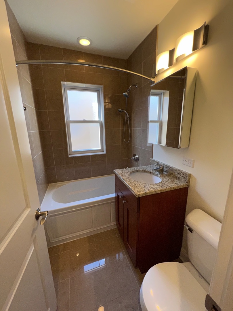 7411 N Hoyne Avenue Unit: 2