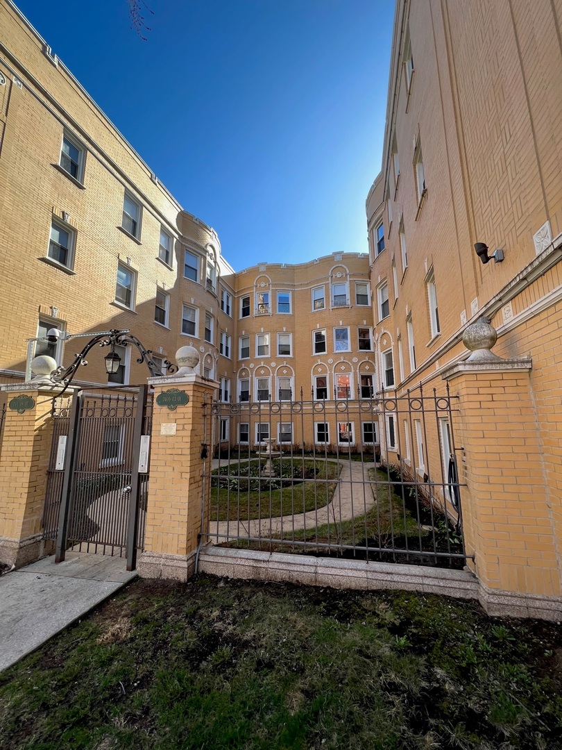 7411 N Hoyne Avenue Unit: 2