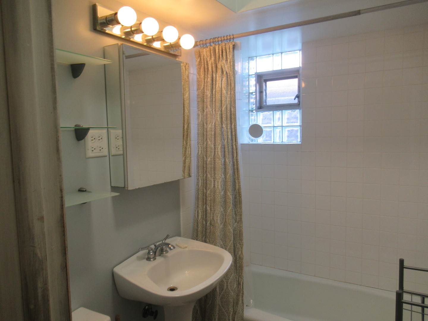 3621 S WINCHESTER Avenue