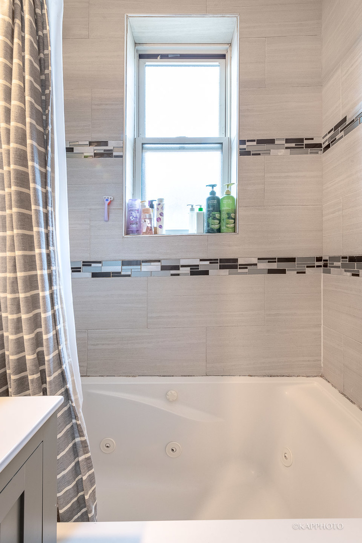 1323 W Addison Street Unit: 1B