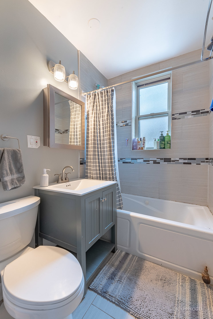 1323 W Addison Street Unit: 1B